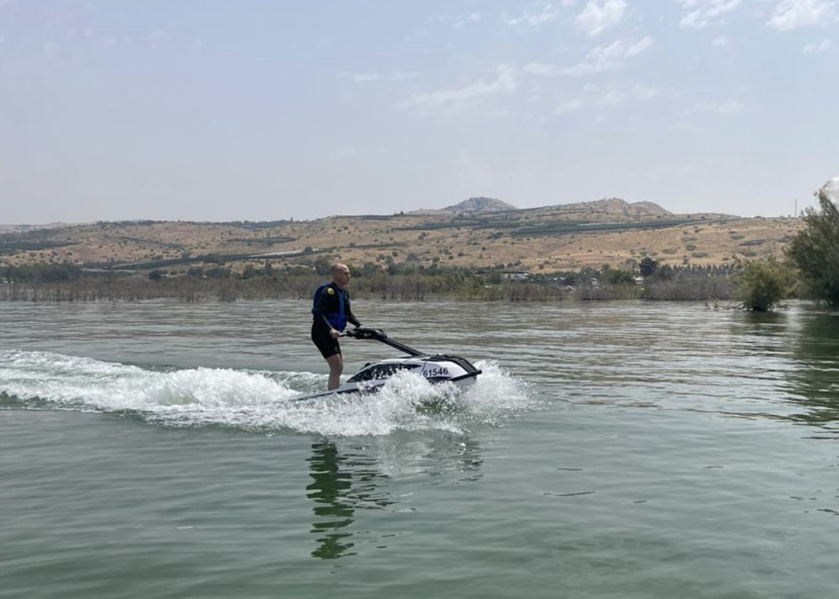 AviBandana riding a Jetski